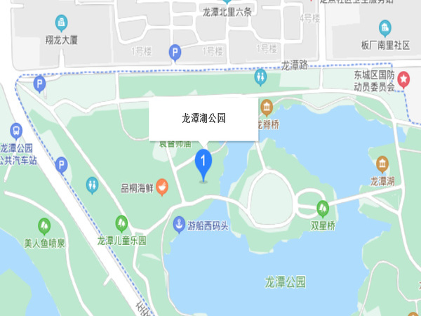 龍?zhí)逗?>龍?zhí)逗?，位于北京市東城區(qū)外城東南隅，龍須溝流經(jīng)此地，故命名為&ldquo;龍?zhí)逗?rdquo;。為古高梁河穿過的地區(qū)，屬海河流域北運河支流通惠河支流護城河水系。因明圍筑外城墻的窯坑積水形成，中華人民共和國建國后，疏挖成三處湖面，面積44.3萬多平方米，并于1980年代建成大型河湖公園（龍?zhí)逗珗@、北京游樂園、龍?zhí)段骱珗@）。也是南城雨水的調(diào)蓄湖泊</ul></div>
<div   id=